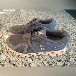 Women on cloud 5 tennis shoes size 9 grey and coral